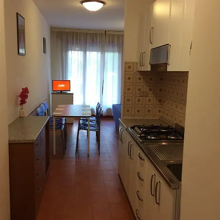 아파트 Three-bedroom Flat With Balcony In