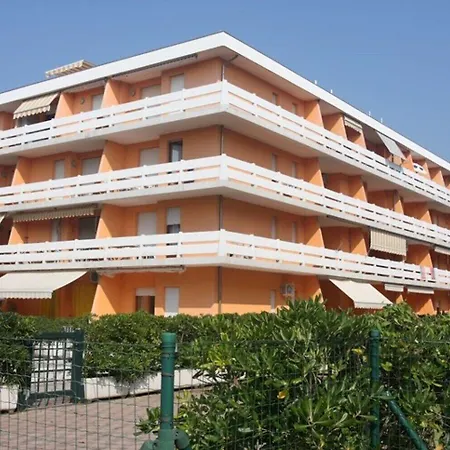 Three-bedroom Flat With Balcony In 아파트