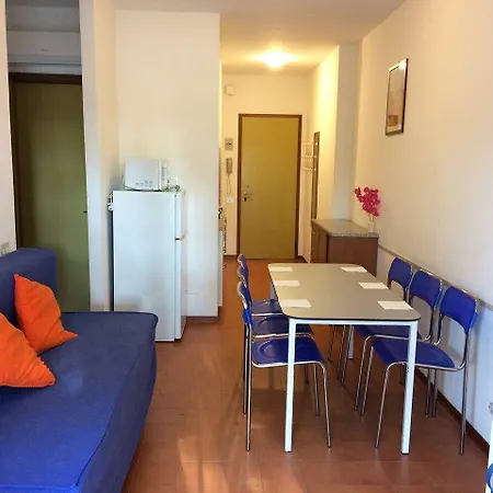 Apartment Three-bedroom Flat With Balcony In