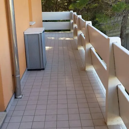 Lejlighed Three-bedroom Flat With Balcony In