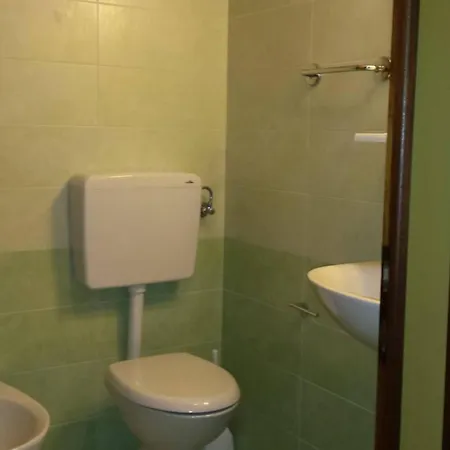 Lejlighed Three-bedroom Flat With Balcony In