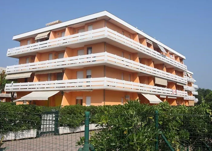 Three-bedroom Flat With Balcony In Apartman